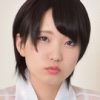 新美かりん 紺色ソックスと白ハイソな制服画像