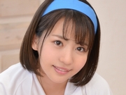 佐々木萌香 白ソックスに青いブルマのコスプレ画像