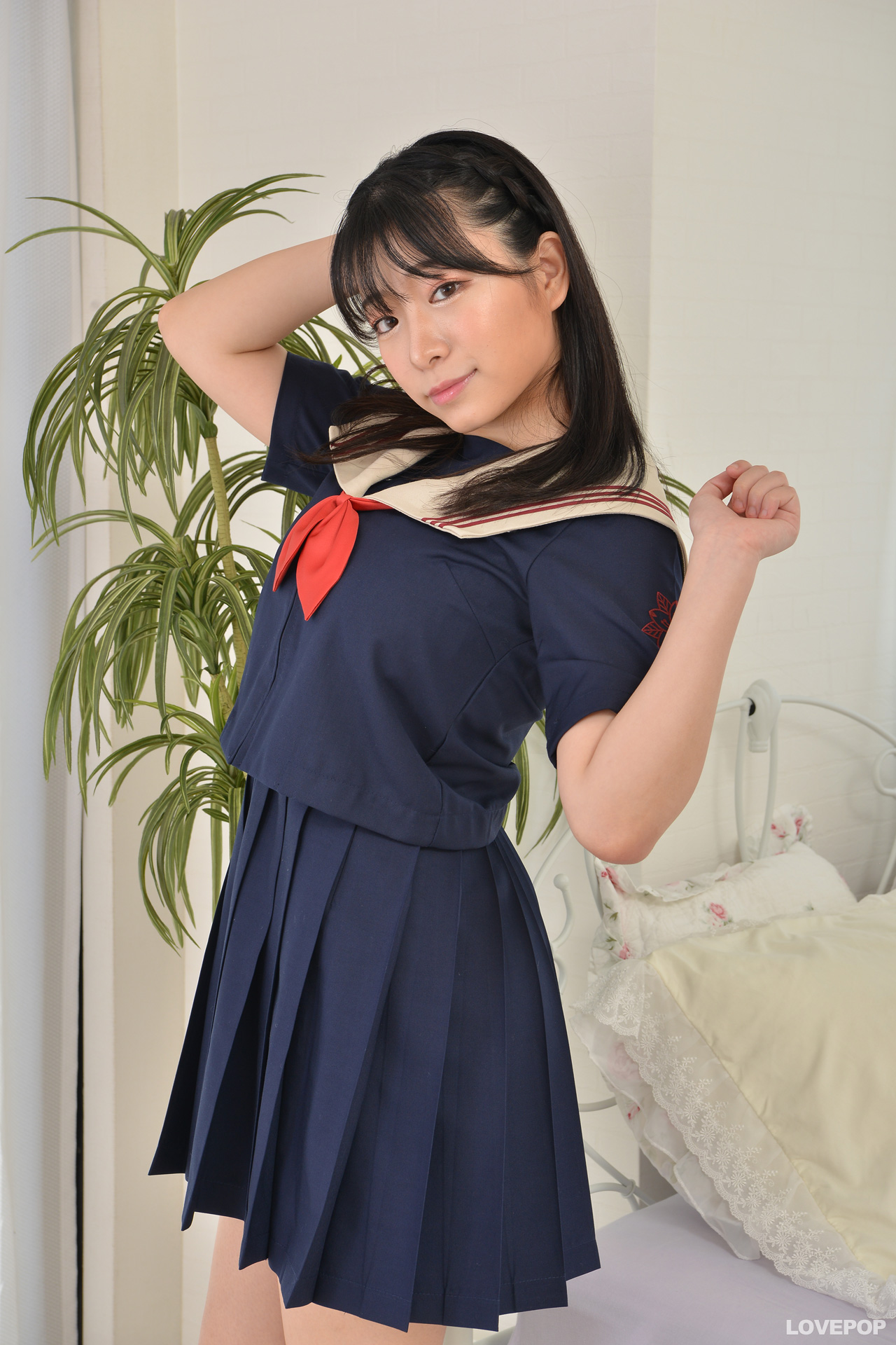 白花のん 紺色ハイソックスなセーラー服画像